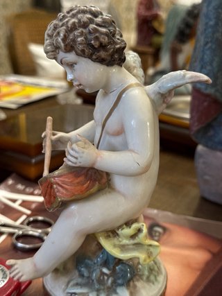 Figura de ángel con tambor