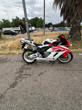 Honda CBR Roja y Blanca Moto Deportiva