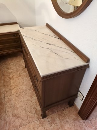 Cómoda antigua de madera con mármol