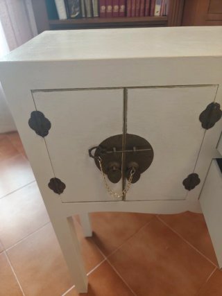 Mueble auxiliar estilo oriental blanco roto