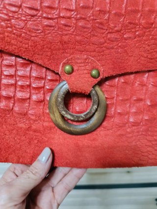 Bolso de piel rojo