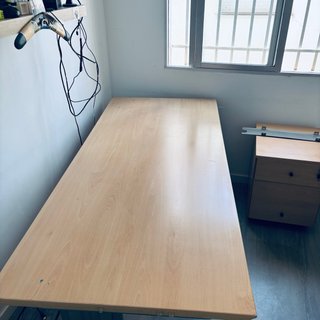 Mesa escritorio madera forma L.