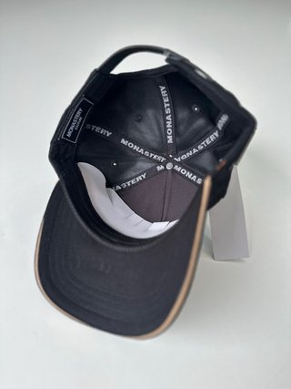 Gorra Monastery Negra Logo Beige Bordado