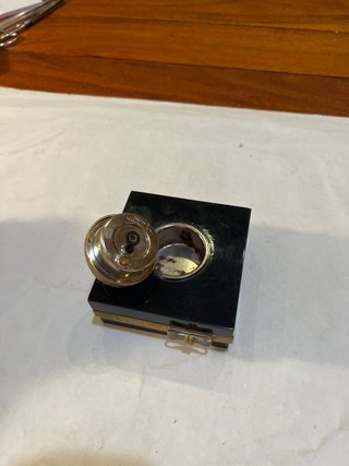 Mechero vintage negro con detalles dorados