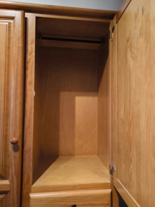 Cómoda y armario de pino para dormitorio