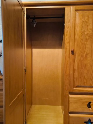 Cómoda y armario de pino para dormitorio