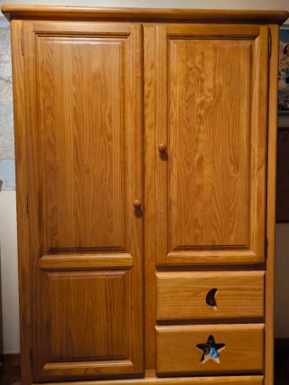 Cómoda y armario de pino para dormitorio
