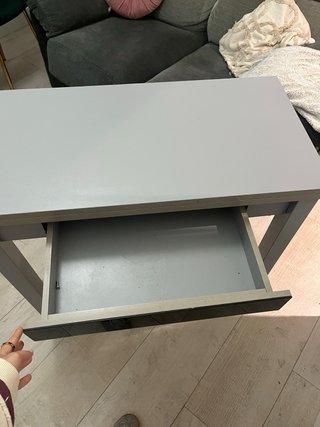 Mesa plegable gris y blanca
