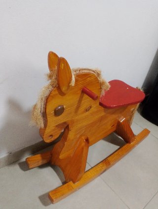 Caballito de madera para niños
