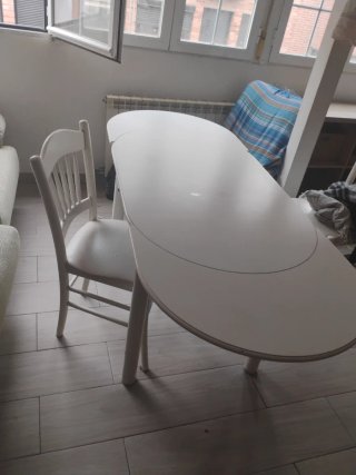 Mesa ovalada blanca y 2 sillas