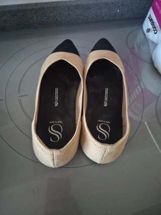 Bailarinas planas beige con punta negra