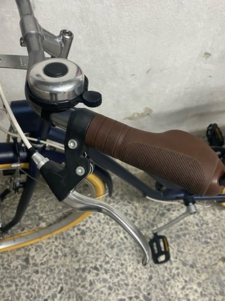 Bicicleta de paseo azul con cesta