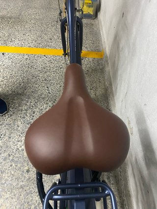 Bicicleta de paseo azul con cesta