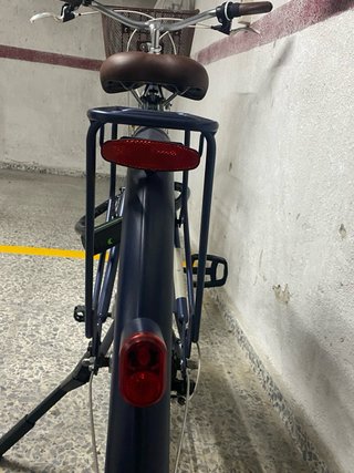 Bicicleta de paseo azul con cesta