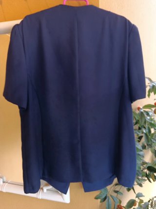 Traje chaqueta y falda azul curvy
