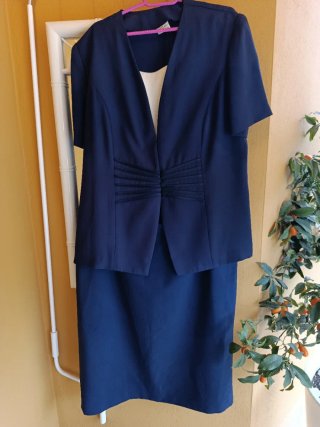 Traje chaqueta y falda azul curvy