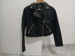 Chaqueta cuero sintético negra