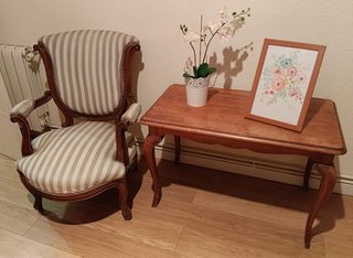 Conjunto sillones franceses y mesita madera