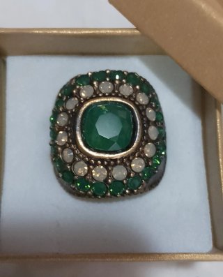 Pendientes y anillo color oro viejo y verde esmera
