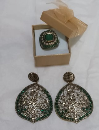 Pendientes y anillo color oro viejo y verde esmera
