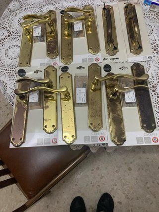 Lote 6 pomos de puerta dorados,