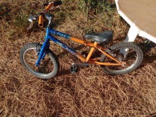 Bicicleta infantil azul y naranja