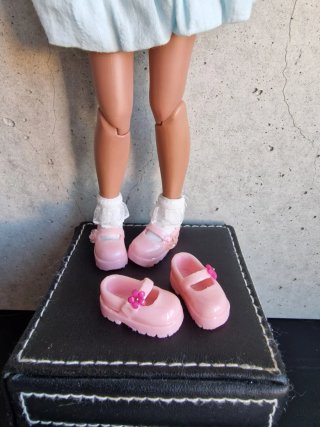 Scarpe Blythe rosa con fiorellino