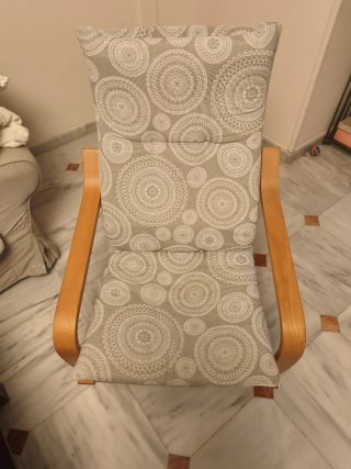 Sillón de tela y madera