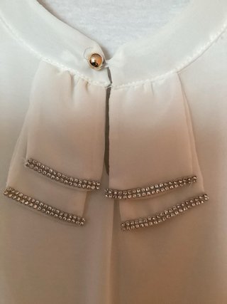 Blusa blanca con detalle de pedrería