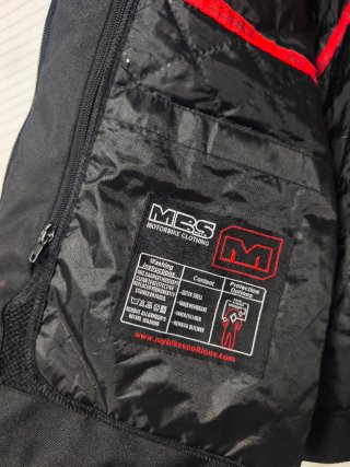 Chaqueta de moto negra y rosa
