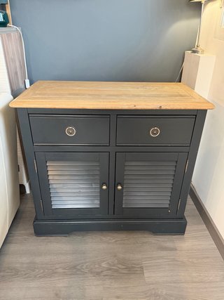 Mueble de madera con cajones y puertas