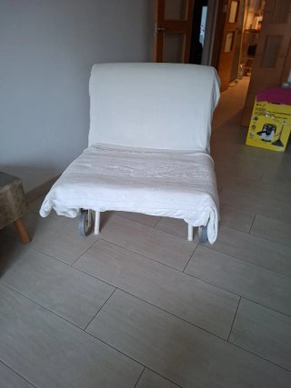 Sillón cama con ruedas de  tela y estructura de me