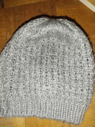 Berretto in maglia grigio da donna