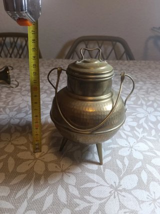Olla de latón con asas y patas
