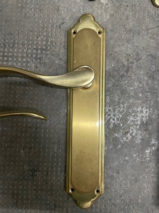Manivelas de puerta doradas