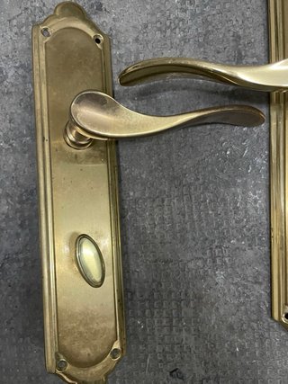 Manivelas de puerta doradas