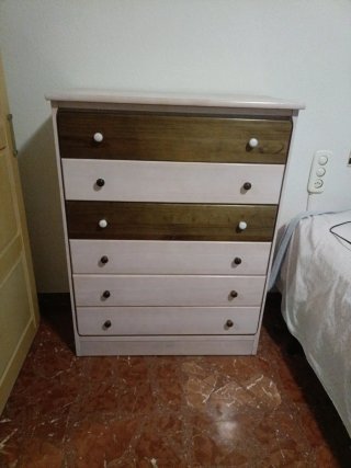 Cómoda de cajones beige y verde
