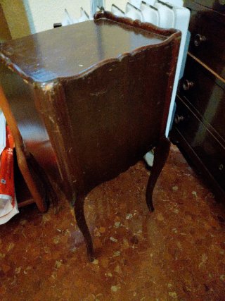 Mesita auxiliar de madera con 3 cajones