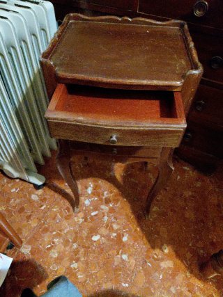 Mesita auxiliar de madera con 3 cajones