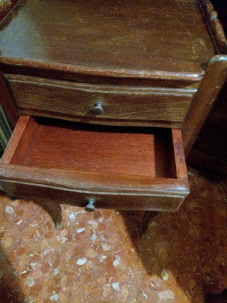 Mesita auxiliar de madera con 3 cajones