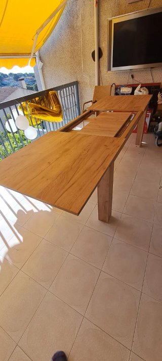 Mesa de comedor extensible.