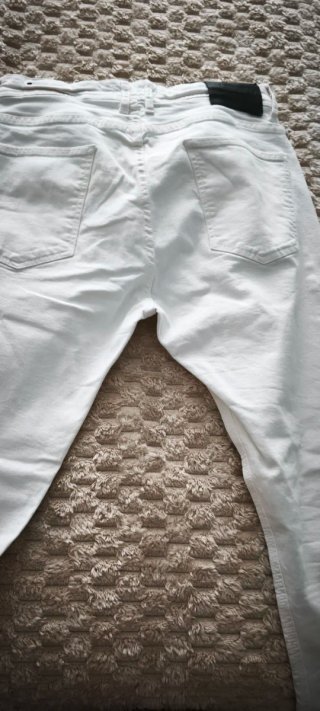 Vaqueros pitillo Zara hombre blancos