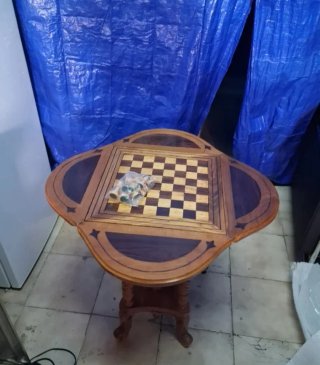 Mesa de ajedrez antigua de madera