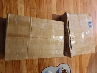 Mueble bajo de madera y papel