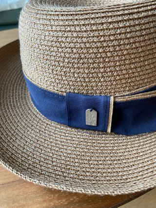 Sombrero de paja marrón con cinta azul