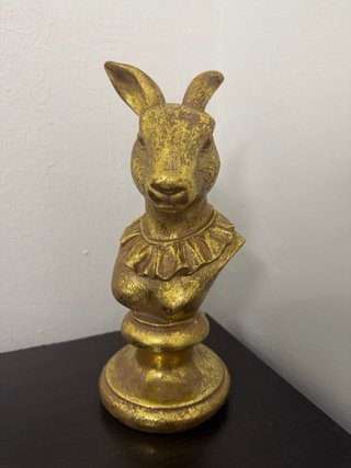 Figuras decorativas de conejo y perro