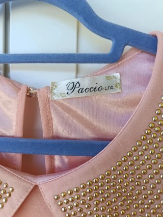 Vestido rosa con cuello adornado