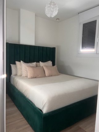 Canapé y cabecero verde de terciopelo