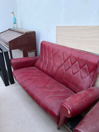 Sofá de piel rojo