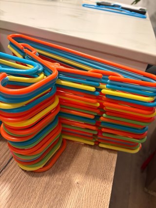 80 Perchas de plástico de colores